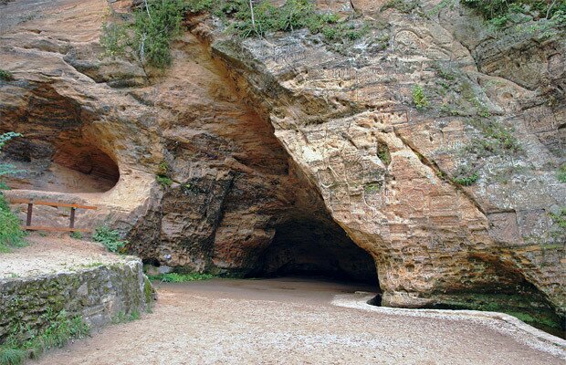 Пещера Гутманя в городе Сигулда, Латвия