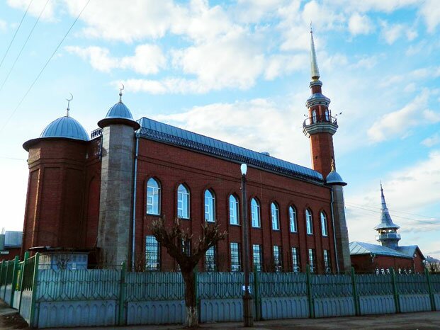 Ижевская соборная мечеть. Новое (на переднем плане) и старое (сзади-справа) здания. Автор фото: Тара-Амингу