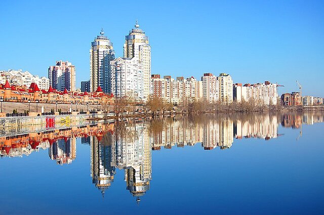 Киевский скайлайн и его отражение в реке Днепр